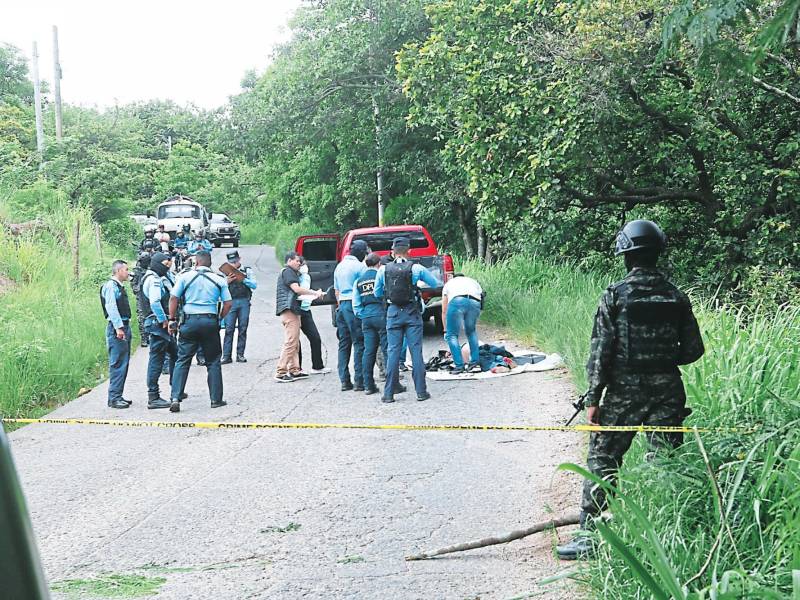 <b><span class=mln_uppercase_mln>escena.</span></b> Las autoridades levantaron el cadáver que fue encontrado en la calle que conduce a El Tablón.