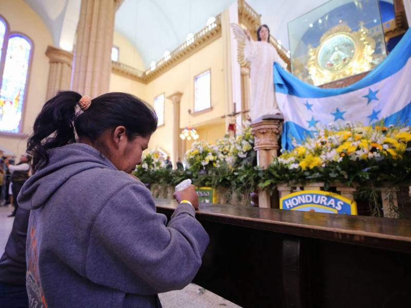Miles de hondureños han llegado, algunos de rodillas, a la Basílica para rendir honor a la Virgen de Suyapa en el 277 aniversario de su hallazgo.