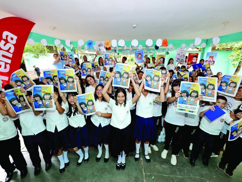 <b>El fascículo número seis, con la historia de “Los vaivenes de Sofía”, llegó a los estudiantes del instituto José Castro López de Cofradía.</b>