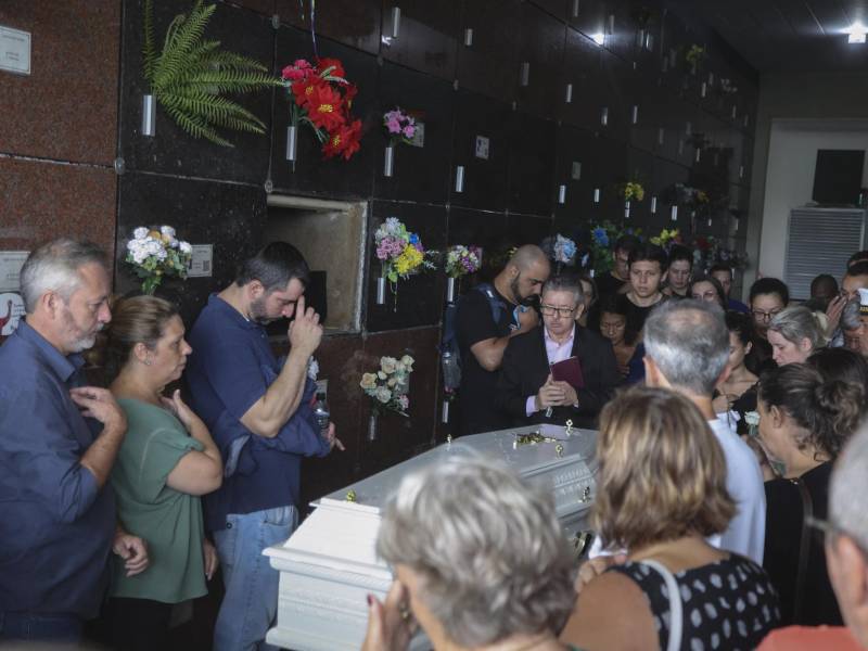 Familiares dan el último adiós a uno de los niños fallecidos en el ataque a una guardería que causó conmoción en el país sudamericano.
