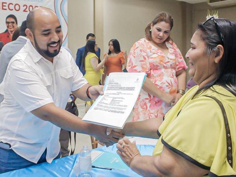 El ministro de Educación, Daniel Sponda, entrega un acuerdo de permanencia a un maestro Proheco.