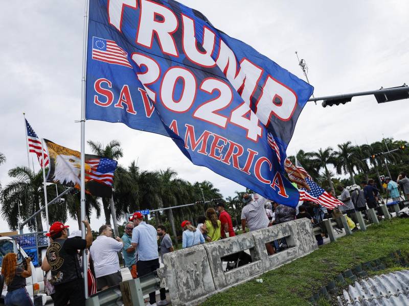 Seguidores del expresidente se congregan en Miami para mostrar su respaldo a Trump que se presentará ante una corte este martes.