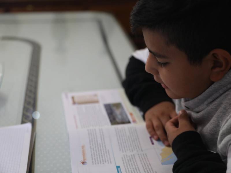Imagen que muestra a un niño mientras toma clases virtuales.