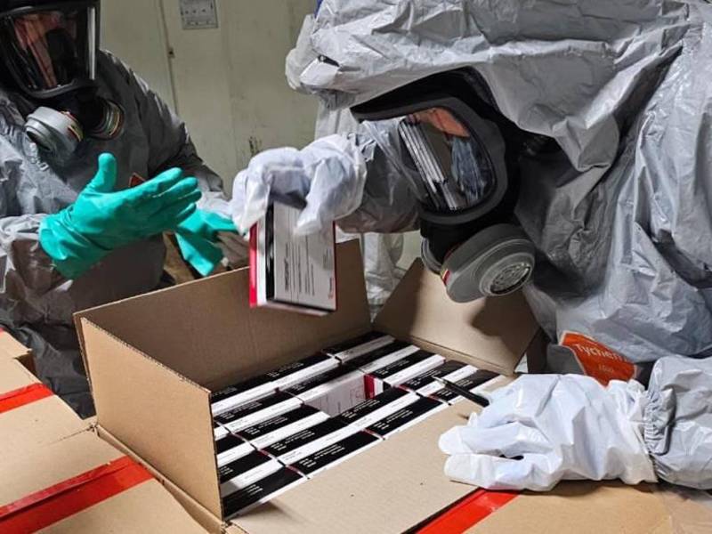 Agentes antidrogas inspeccionan un cargamento de fentanilio incautado en 2023 en Puerto Cortés.
