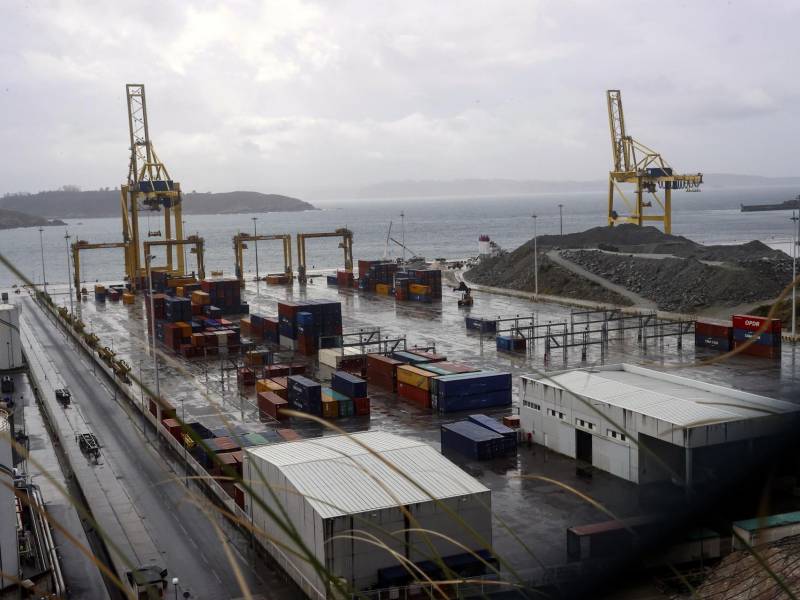 Vista del puerto del Ferrol en el marco de la firma de un acuerdo con la empresa hispano-china ATIUM_ARCFOX para la importación de vehículos a través de su terminal de contenedores.