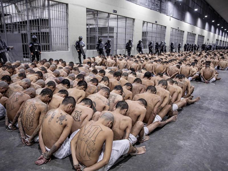 Ya son 4,000 lossupuestos pandilleros recluidos en la nueva megacárcel de El Salvador.