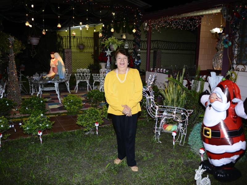 Originaria del municipio de Jesús de Otoro, María Amanda Salazar es una modista retirada de 80 años, que hace más de dos décadas inició la bonita tradición de iluminar su casa para compartir el espíritu navideño con sus vecinos de la colonia Fesitranh.
