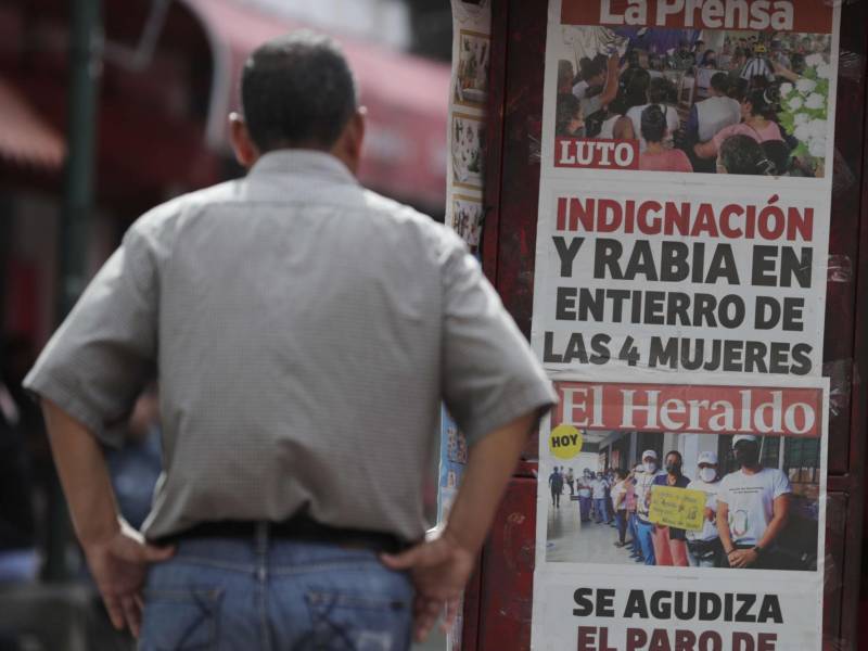Fotografía de un afiche de LA PRENSA que informa estadísticas de casos de violencia en Honduras, el 28 de abril de 2022, en Tegucigalpa (Honduras).