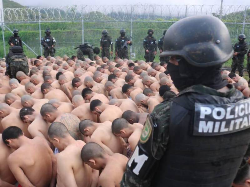 La Policía Militar sometiendo a los reos de una cárcel de máxima seguridad.