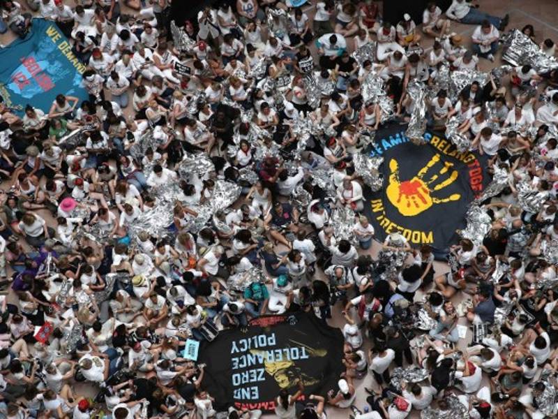 Las políticas de separación de familias de inmigrantes del presidente de EEUU, Donald Trump, han unido a las mujeres de la llamada 'Resistencia', de las que un millar marchó por Washington para garantizar que harán todo lo posible para que no aplique su retórica antiinmigración.Llevaron mantas plateadas de emergencia similares a las que han utilizado para abrigar a los niños en los centros de detención.