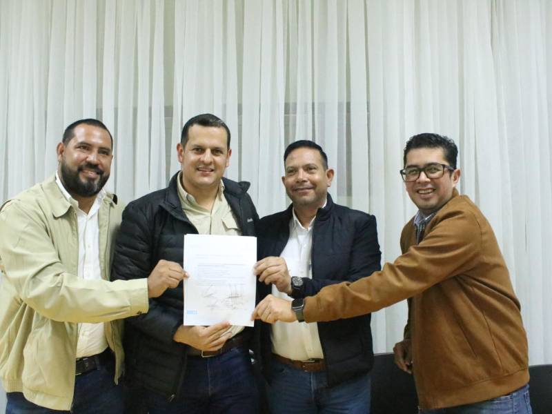 Gerardo Mejía, alcalde de San Marcos, Carlos Murillo viceministro de Caficultura, el m el gerente general del Ihcafé, Adilson Ávila y el director ejecutivo del Fondo Cafetero Ever Rodríguez, firmaron un acuerdo de colaboración para beneficiar al sector cafetalero