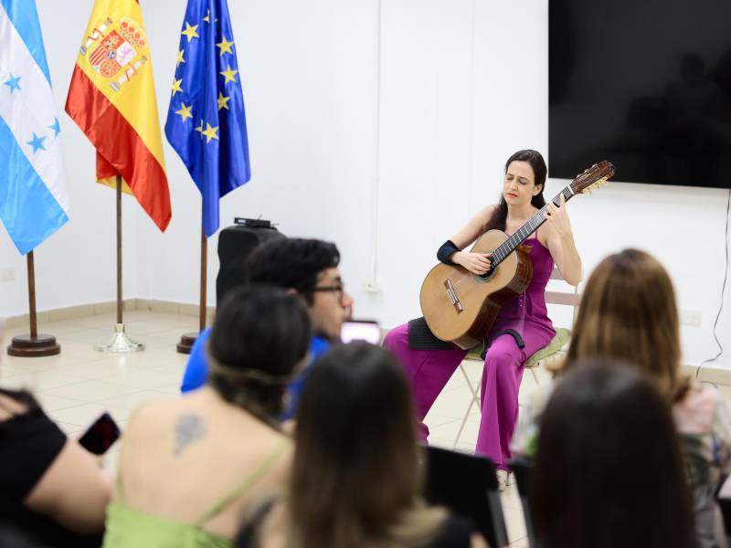La artista cautivó al público con un repertorio que fusionó tradición y modernidad, reafirmando el poder de la música como puente cultural entre Europa y Latinoamérica.