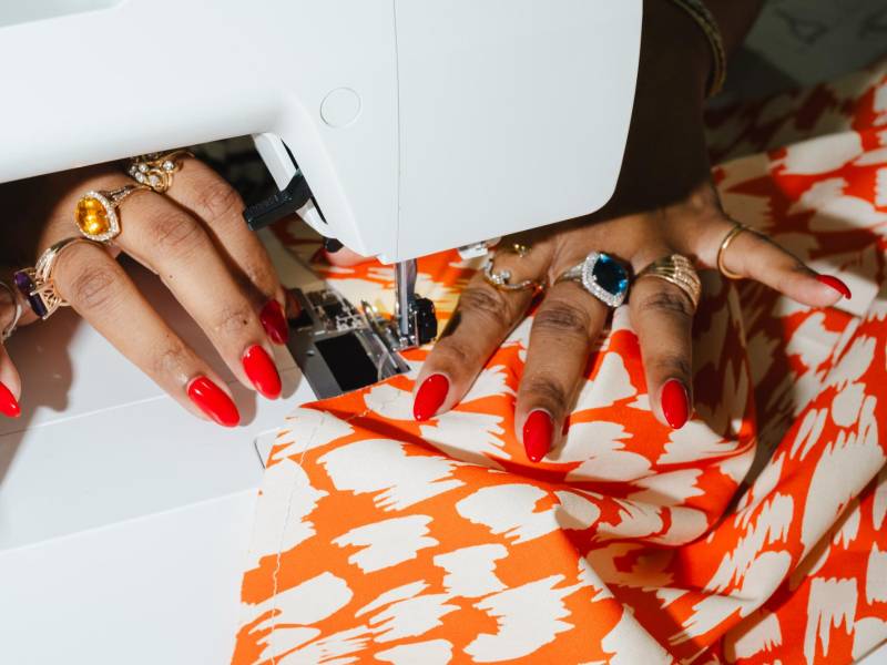 Porsche Cooper, estudiante del Centro de Costura de NY, trabaja en una prenda durante una clase.