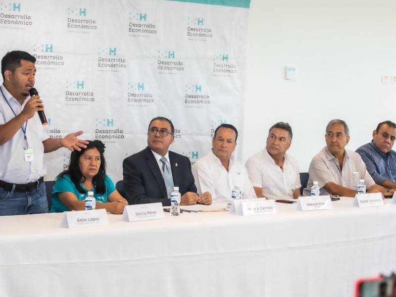 Empresarios de la harina de maíz y funcionarios de la Secretaría de Desarrollo Económico firmaron el acuerdo.