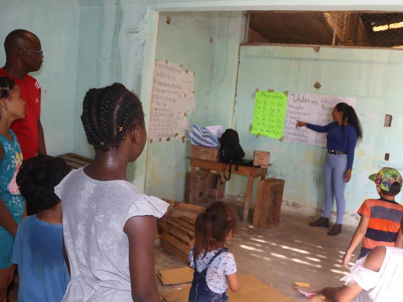 La profesora hondureña Mayuri Ramírez da clases a menores migrantes.