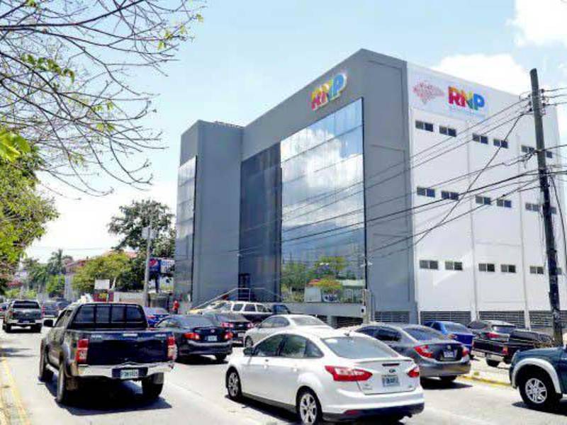 <b>Ciudadanos hacen trámites en el RNP de San Pedro Sula.</b>