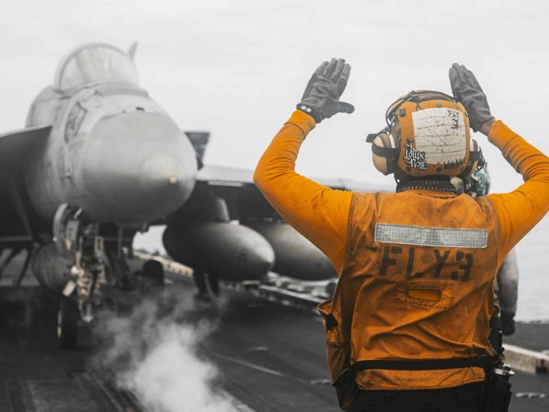 Avión de combate en el USS Abraham Lincoln durante una de las operaciones aéreas contra objetivos militares en Irán mientras navega en aguas regionales.