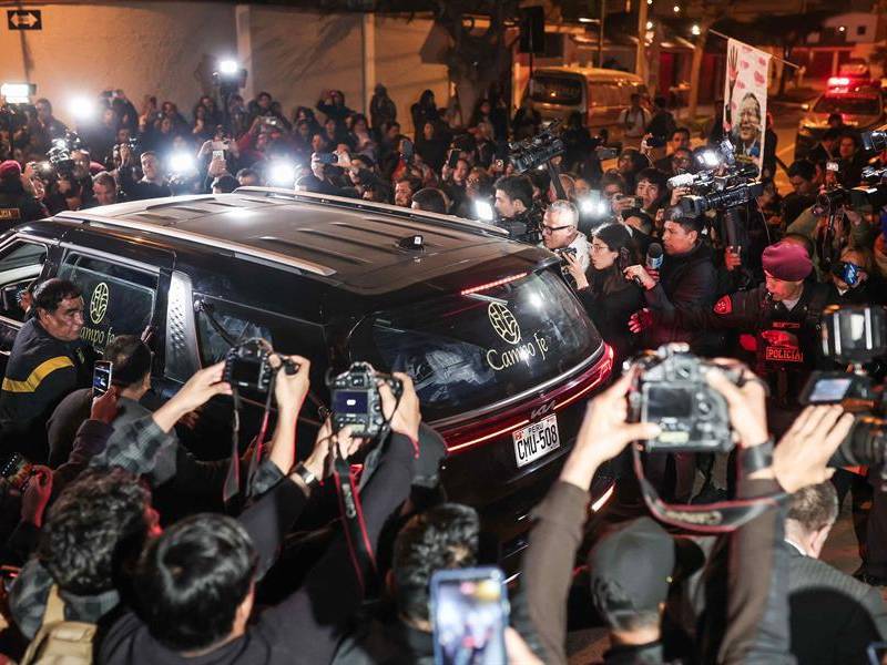 Grupos de seguidores del expresidente peruano Alberto Fujimori (1990-2000) se congregaron frente a su residencia en Lima para expresar su dolor tras su fallecimiento y rendir homenaje a su legado.