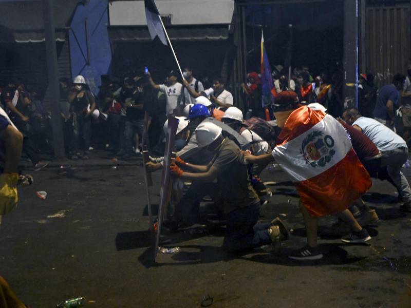 Dos personas murieron este fin de semana en las protestas antigubernamentales en la localidad peruana de Virú, en la región norteña de La Libertad, confirmaron fuentes policiales, lo que eleva a 62 los fallecidos desde que comenzaron en diciembre las manifestaciones que piden la renuncia de la presidenta Dina Boluarte y el cierre del Congreso.