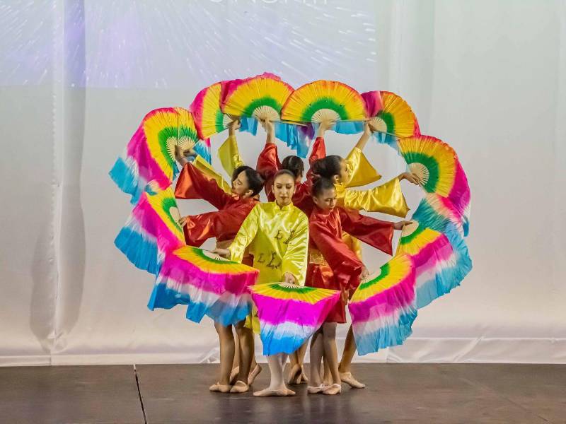 La Academia de danza Dance With Me brilló con sus coloridos trajes y su dinámica presentación.