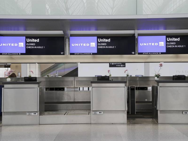 Vista de un puesto de chequeo de la aerolínea United Airlines.