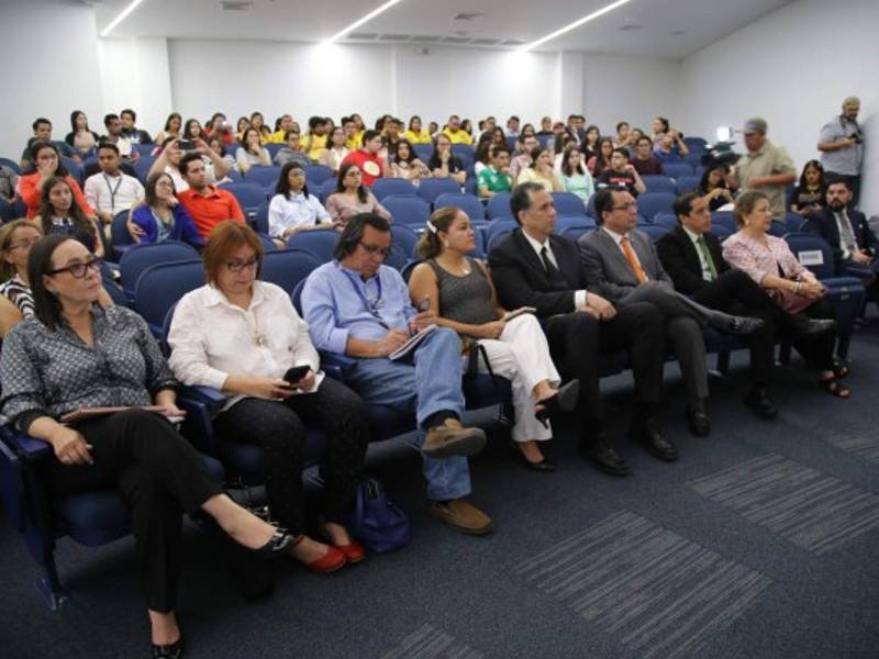 Análisis. Periodistas, académicos, estudiantes y representantes de los medios acudieron al foro.