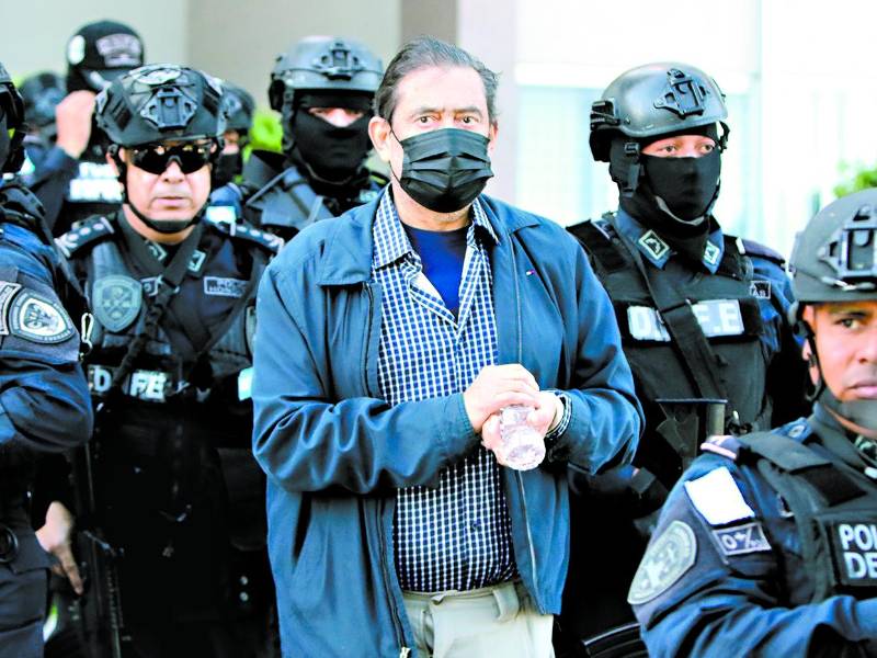 <b>Francisco Cosenza Centeno al salir custodiado del Palacio de Justicia en la capital.</b>