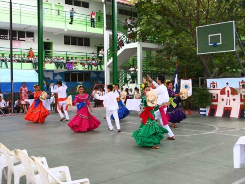 El cuadro de danza del Instituto Tecnológico Sampedrano se hizo presente y encantó a todos con sus asombrosos pasos.