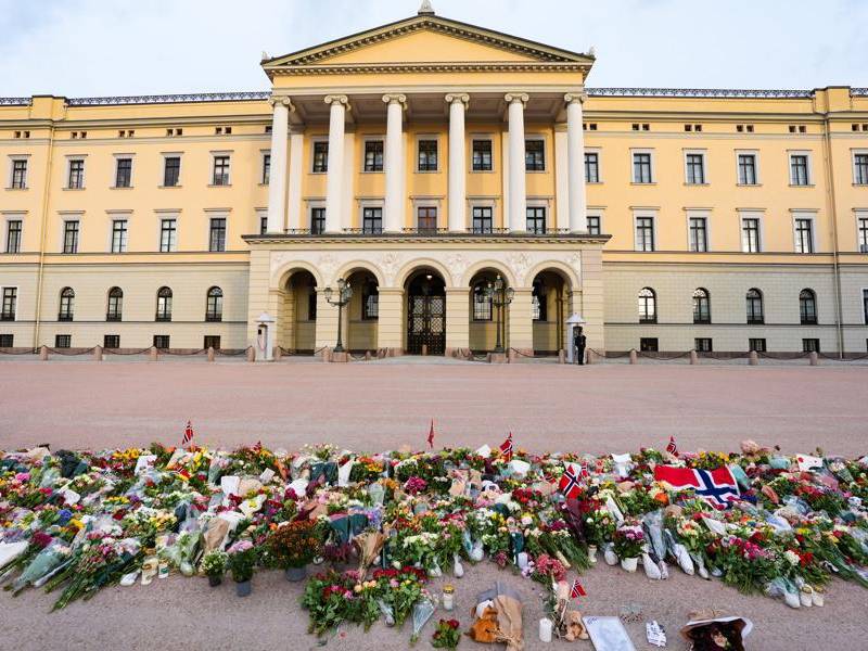 Flores depositadas en la Plaza del Palacio frente al Palacio Real en Oslo, Noruega, este viernes 28 de agosto de 2026.