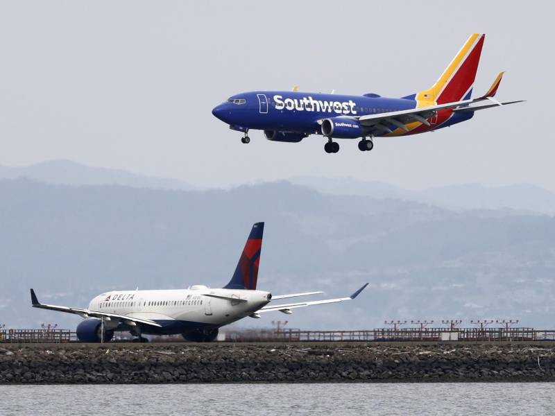 Fotografía de archivo de la aerolínea Southwest Airlines aterrizando cerca de un aparato de Delta Airlines en el aeropuerto internacional de San Francisco en Estados Unidos. EFE/EPA/JOHN G. MABANGLO