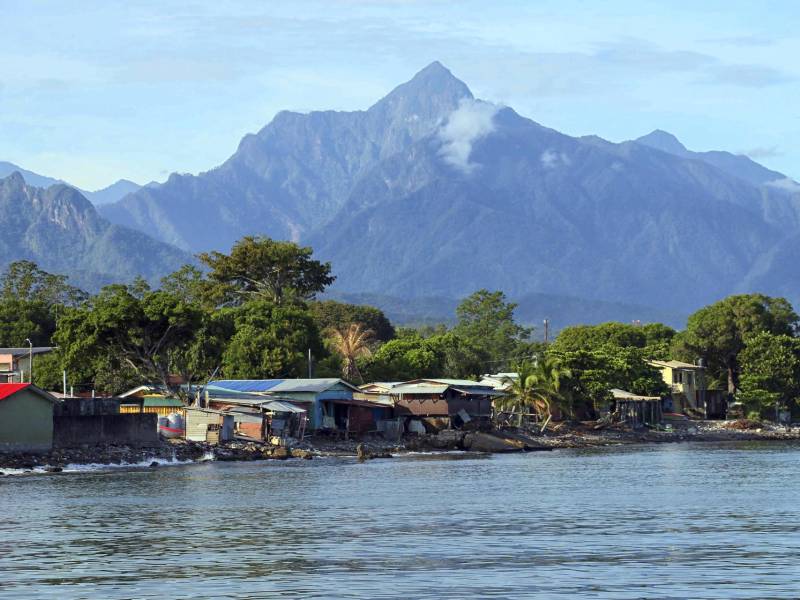 Vista hoy de una comunidad costera en La Ceiba (Honduras). Expertos de varios países de Latinoamérica exponen este viernes en La Ceiba, en el Caribe de Honduras, sobre el turismo y los efectos del cambio climático, y la importancia de proteger el planeta.