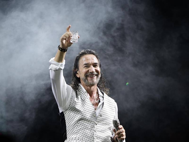 El exitoso compositor mexicano deleitó por más de dos horas cantando sus inmortales temas.