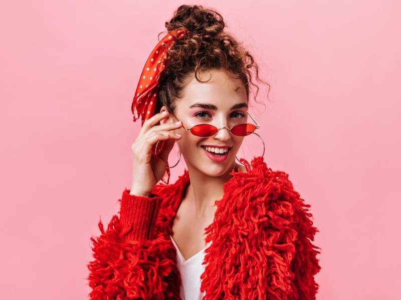 Incluye el color rojo en prendar como chaquetas o accesorios.