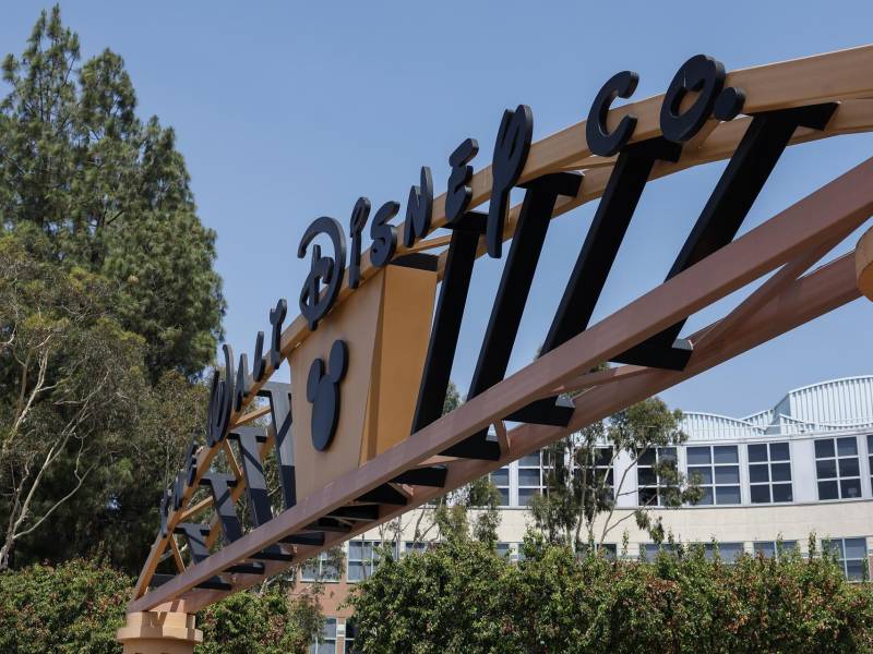 Fotografía de archivo en la que se captó el logo de Disney a la entrada de The Walt Disney Studios, en Burbank (California, EE.UU.). EFE/Caroline Brehman