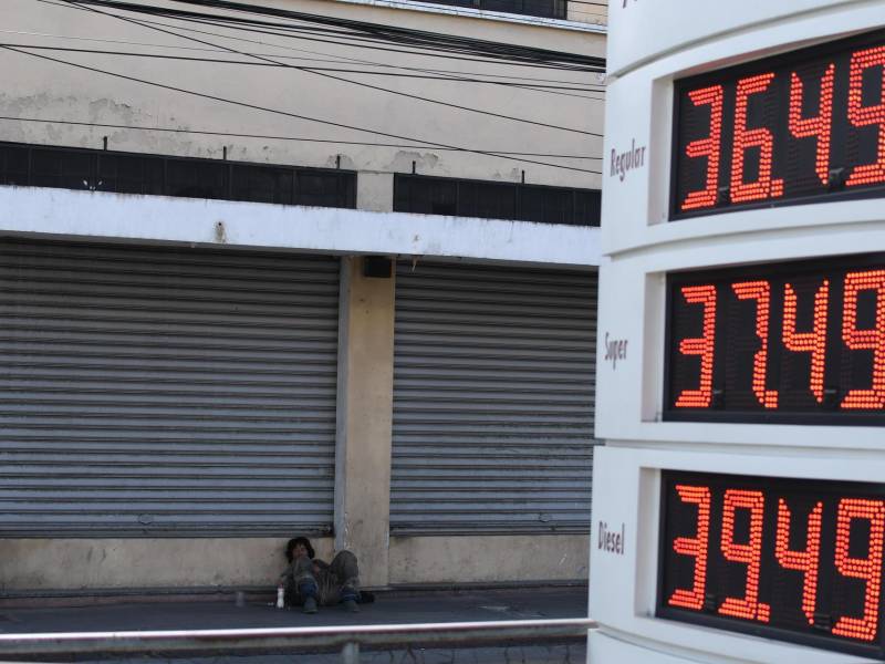 Fotografía que muestra precios de la gasolina este jueves, en Ciudad de Guatemala (Guatemala).