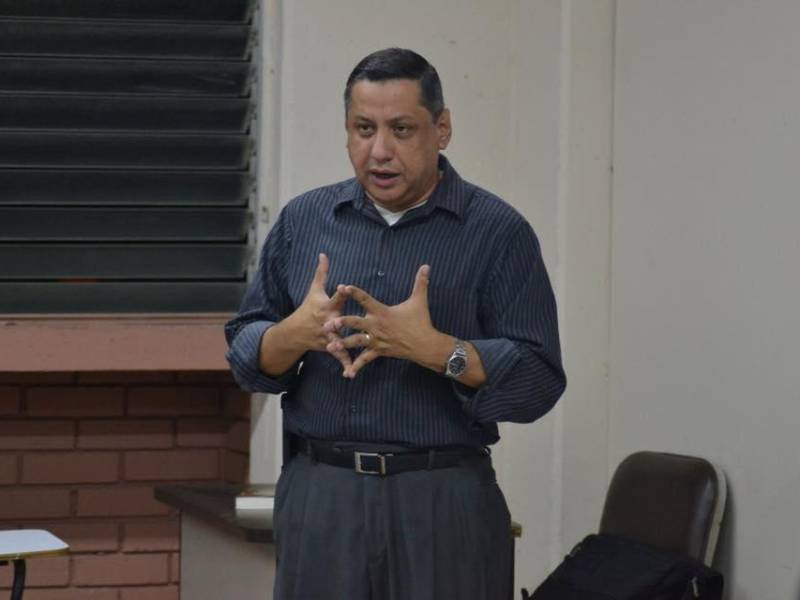 El licenciado René Gavarrete impartiendo clases.