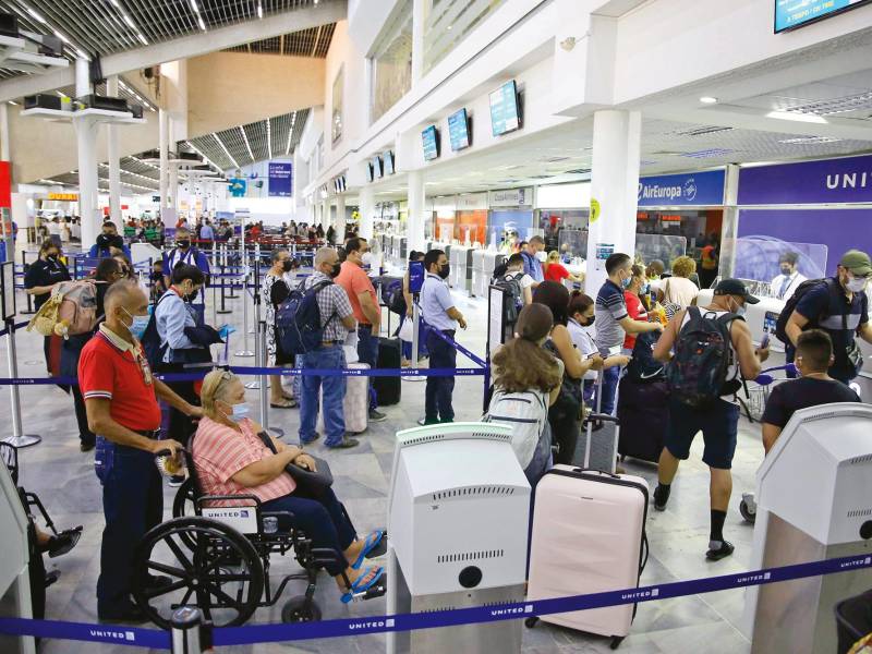 Por el aeropuerto Ramón Villeda Morales han circulado más de medio millón de pasajeros hasta septiembre de este año. Fotos: Melvin Cubas