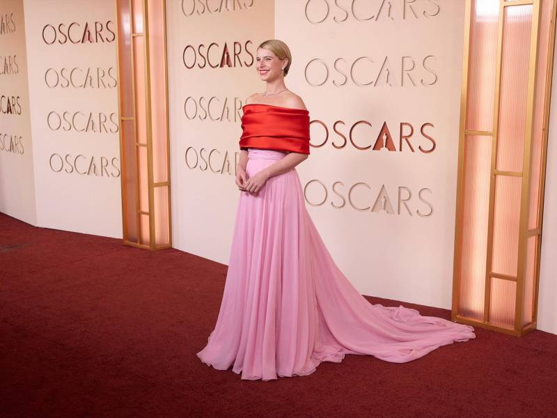 Tras los vestidos de brocado azul celeste de Dior, los esculturales vestidos de Balenciaga y las nacaradas creaciones de Bottega Veneta, la última parada en la gira de la actriz Jessie Buckley por la temporada de premios es Chanel