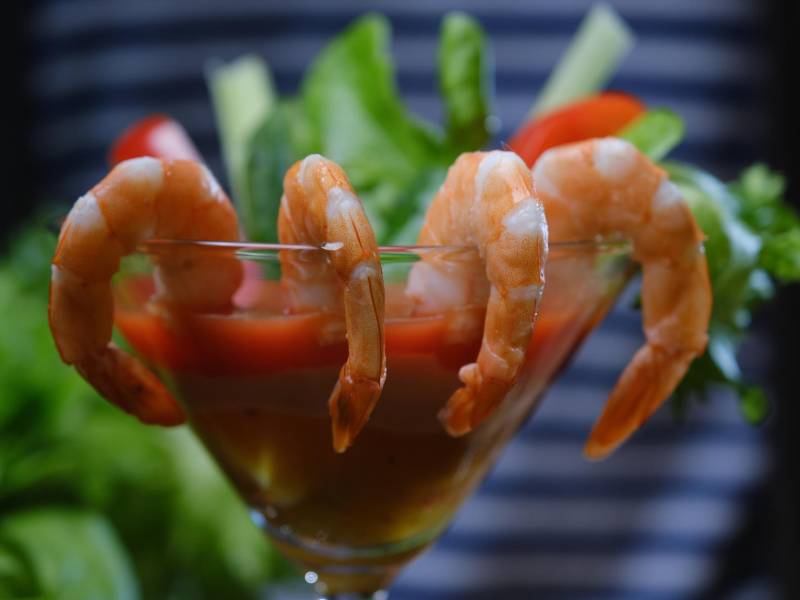 El cóctel de camarones es una preparación fresca y plena de los sabores de la estación más prendida del año.
