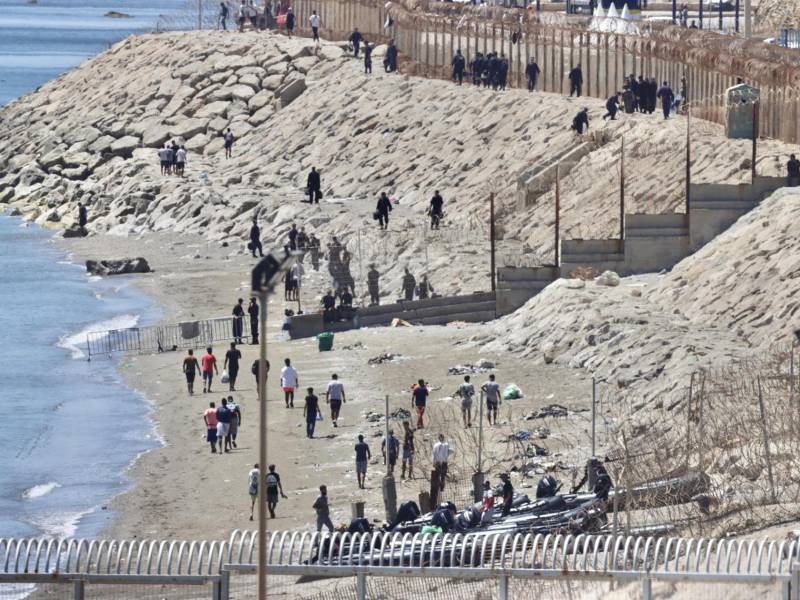 Vista aérea de la parte fronteriza de Marruecos donde se aprecia el regreso de los migrantes de vuelta a su país, este domingo. EFE/ Reduán