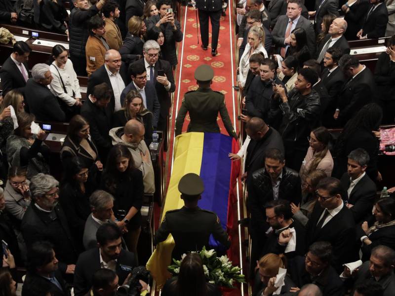 El Capitolio Nacional de Colombia abrió este martes sus puertas para que la gente acuda a la cámara ardiente del senador y precandidato presidencial opositor Miguel Uribe Turbay, fallecido el lunes, dos meses después de ser gravemente herido en un atentado.