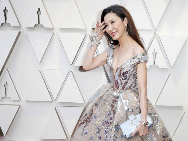 Michelle Yeoh, de 60 años, ha sido muy directa acerca de la discriminación que ha sufrido peleando por papeles en Hollywood ”No debería ser sobre mi raza, pero ha sido una batalla”, declaró a la revista Time, que la eligió “icono” del año.