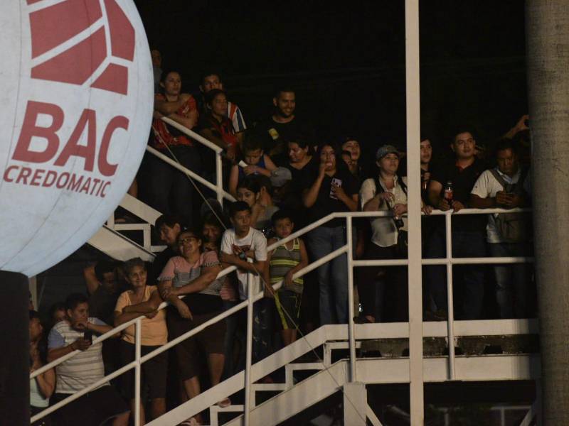 El concierto de los músicos argentinos Miguel Mateos y Vilma Palma fue todo un éxito. Y aunque el estacionamiento del Mall Multiplaza, de San Pedro Sula, estaba abarrotado de personas, los sampedranos que no pudieron ingresar al recinto se las ingeniaron para disfrutar del show.