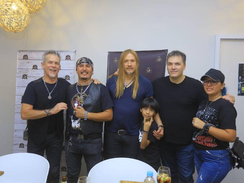 Una nueva edición de “La Hora H” se celebró anoche en el Estadio Food Truck Park, en la capital industrial. El público sampedrano disfrutó de la presentación del artista hondureño Roberto Caicedo junto con los invitados internacionales, Alan Boguslavsky, César López “Vampiro” y Federico Fong, quienes hicieron tributo a icónicas bandas como Jaguares, Caifanes, Maná y Héroes del Silencio.