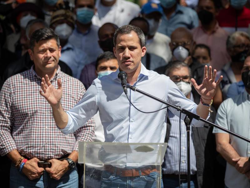 El líder de la oposición Juan Guaidó habla durante una rueda de prensa en Barinas, estado donde nació el fallecido presidente de Venezuela, Hugo Chávez.