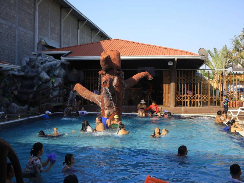 Los sampedranos ya disfrutan de las piscinas de los hoteles y restaurantes, para el caso en el hotel Kalisma, en la 33 calle. Foto: Melvin Cubas.