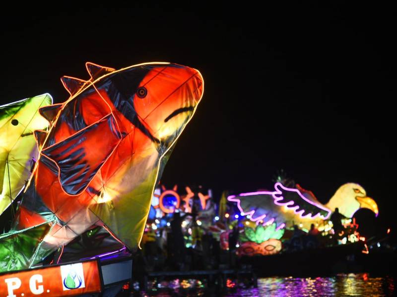 Más de 20 góndolas iluminaron la Noche Veneciana en Puerto Cortés este viernes en el marco del 155 aniversario de fundación del municipio.