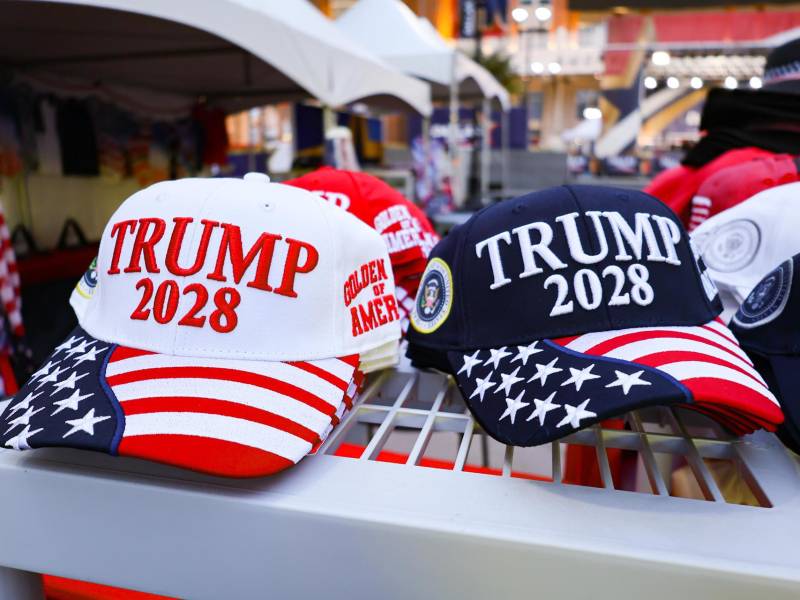 Fotografía que muestra gorras con el nombre del presidente de Estados Unidos, Donald Trump, previo a la convención del Partido Republicano 2026 ayer martes en Dallas (EE.UU.). EFE/ Carlos Ramírez