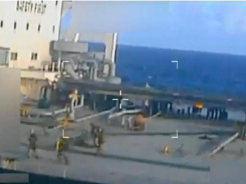 Fuerzas estadounidenses confiscaron un petrolero sancionado en el Caribe.