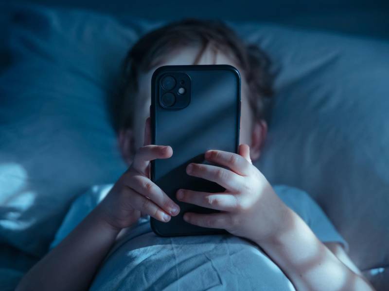 La mayoría de niños en Honduras usa el móvil para ver videos en TikTok y YouTube, según un estudio.